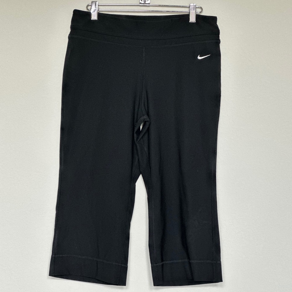 Nike Fit Dry Black Capris Cropped Athletic Pants Women's Size M Embroidered Logo